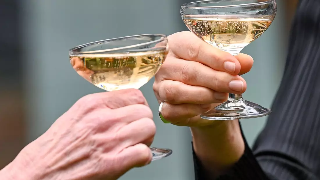Nach der Adventszeit und den Feiertagen haben viele Menschen das Gefühl, dass sie nun erst einmal weniger oder gar nicht trinken sollten. (Symbolbild) - Bild: Jens Kalaene/dpa