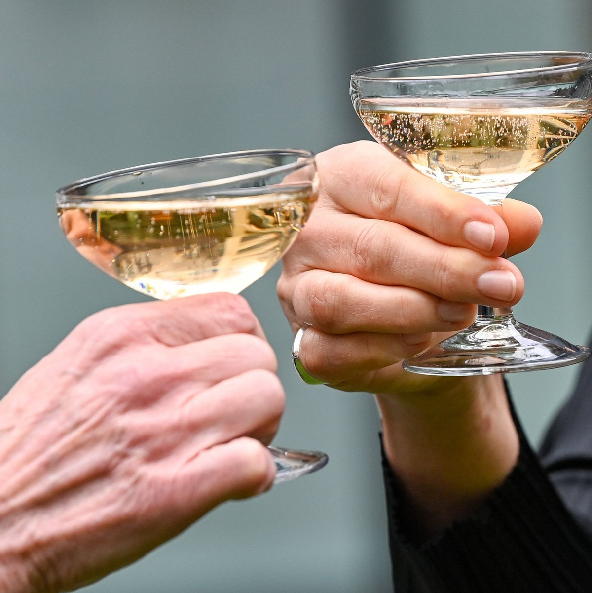 Nach der Adventszeit und den Feiertagen haben viele Menschen das Gefühl, dass sie nun erst einmal weniger oder gar nicht trinken sollten. (Symbolbild) - Foto: Jens Kalaene/dpa