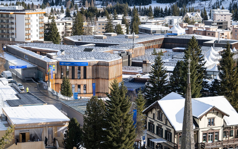 Mit einem «USA House», das in einer Kirche untergebracht ist, gibt es einen Anlaufpunkt außerhalb der inneren Sicherheitszone. - Foto: Andreas Becker/KEYSTONE/dpa