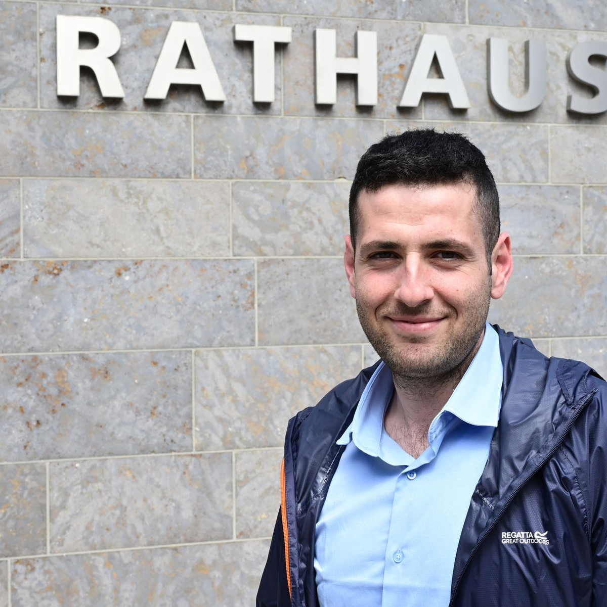 Ryyan Alshebl kam 2015 als Flüchtling nach Deutschland. Er ist einer von vielen eingebürgerten Syrern und heute Bürgermeister der baden-württembergischen Gemeinde Ostelsheim. (Archivfoto) - Foto: Bernd Weißbrod/dpa