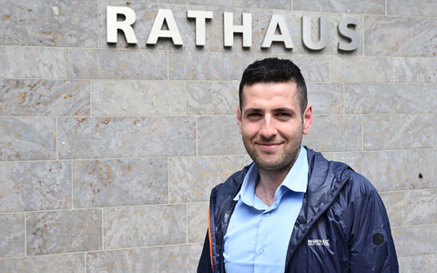 Ryyan Alshebl kam 2015 als Flüchtling nach Deutschland. Er ist einer von vielen eingebürgerten Syrern und heute Bürgermeister der baden-württembergischen Gemeinde Ostelsheim. (Archivfoto) - Foto: Bernd Weißbrod/dpa