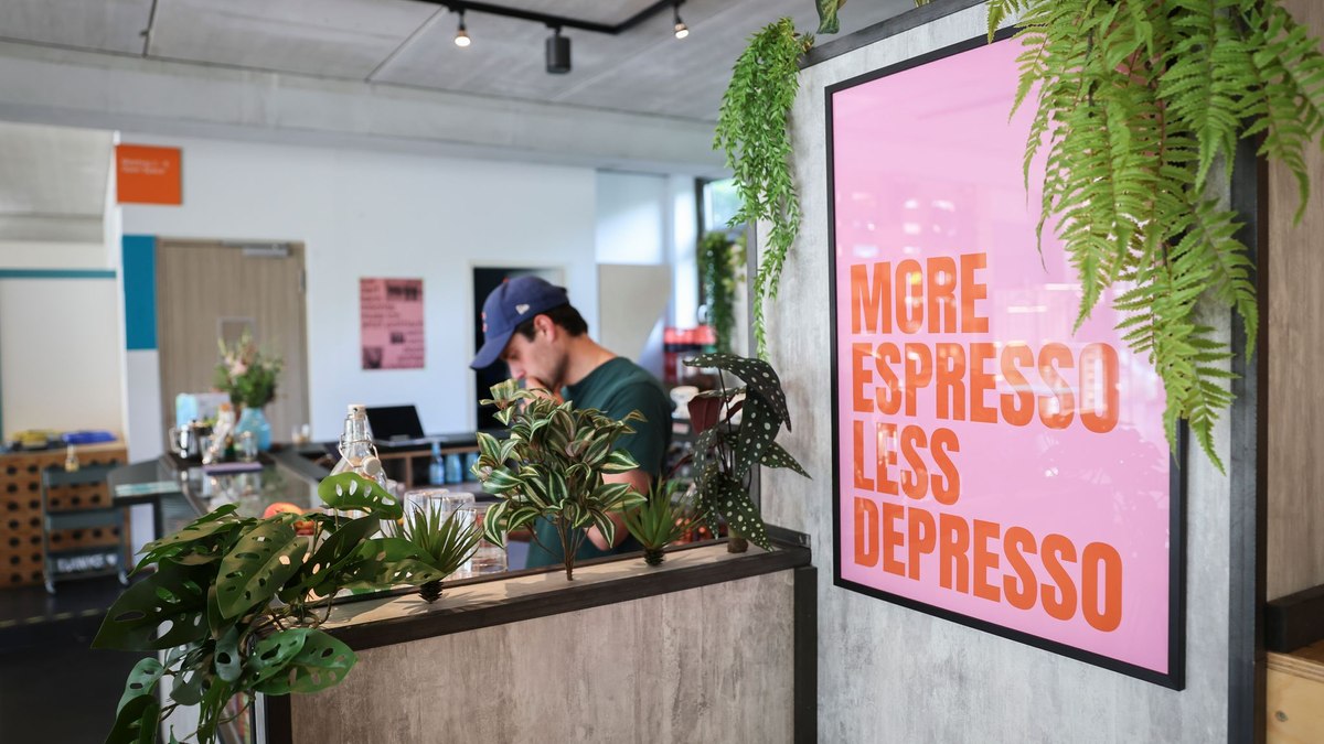 Nach einer neuen Umfrage wollen viele jüngere Menschen das Leben genießen, anstatt sich nur bei der Arbeit abzumühen. (Symbolbild) - Foto: Christian Charisius/dpa