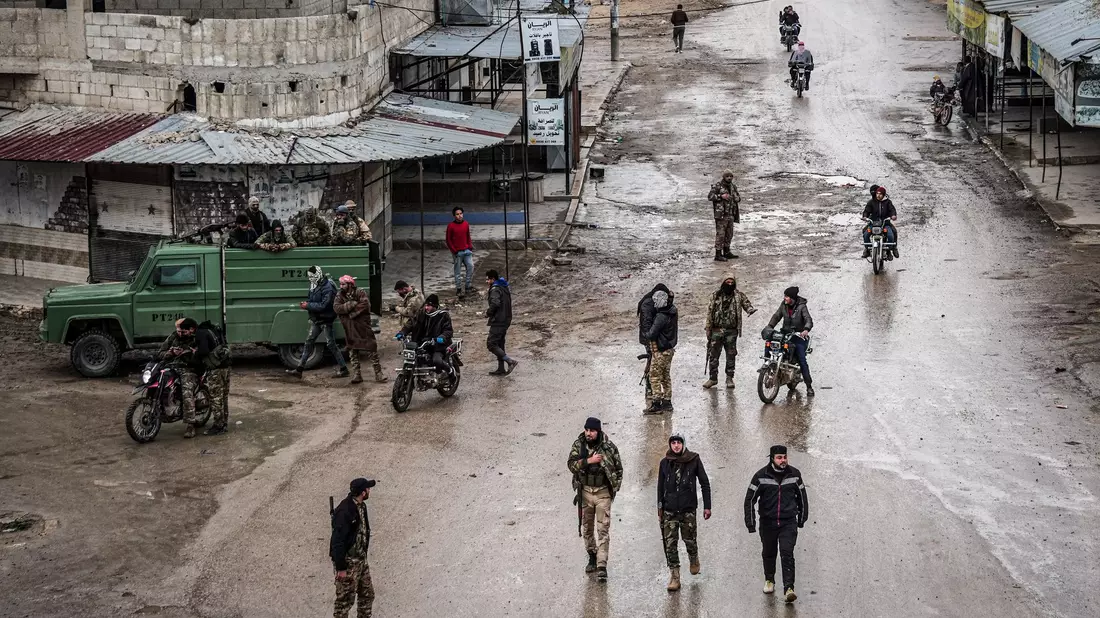 Soldaten der syrischen Armee am Samstag in der Stadt Deir Hafir. Die Armee hat dort nach eigenen Angaben die Kontrolle von kurdischen Kräften übernommen. - Bild: Moawia Atrash/dpa