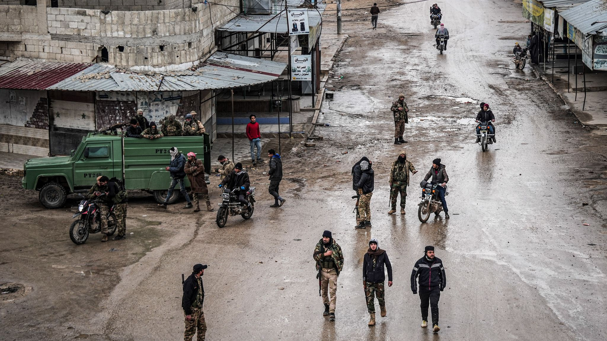 Soldaten der syrischen Armee am Samstag in der Stadt Deir Hafir. Die Armee hat dort nach eigenen Angaben die Kontrolle von kurdischen Kräften übernommen. - Foto: Moawia Atrash/dpa