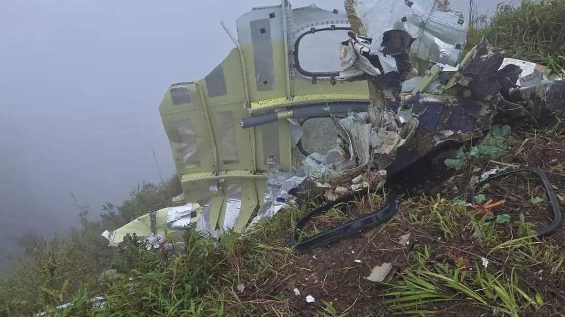 Die Trümmer liegen in steilem, bewaldetem und schwer zugänglichem Berggelände. - Bild: Uncredited/Indonesian National Search and Rescue Agency (BASARNAS)/AP/dpa