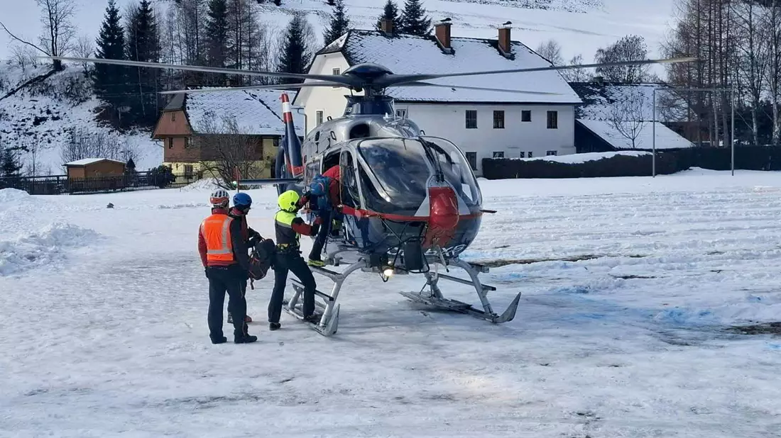 Im Murtal in der Steiermark starben drei Menschen unter einer Lawine. Ihre Leichen sollten heute geborgen werden.  - Bild: Roland Theny/APA/dpa