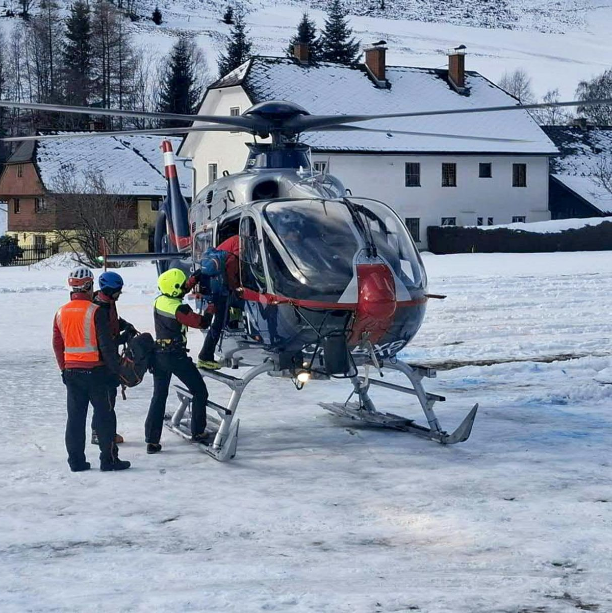 Im Murtal in der Steiermark starben drei Menschen unter einer Lawine. Ihre Leichen sollten heute geborgen werden.  - Foto: Roland Theny/APA/dpa