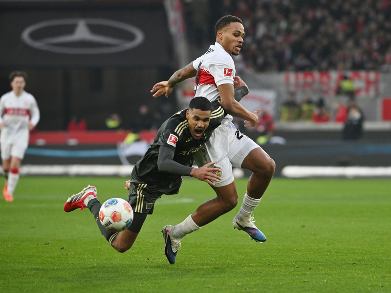 Kassierte früh die Gelbe Karte: Unions Livan Burcu (l). - Foto: Marijan Murat/dpa