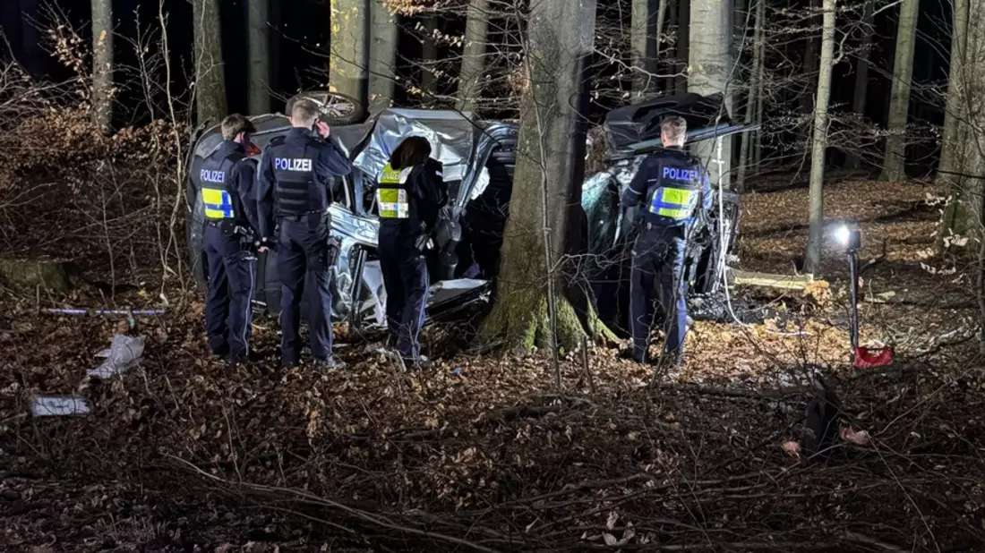 FW Wenden: Verkehrsunfall mit einer eingeklemmten Person auf der L512 im Bereich Wenden-Löffelberg - Bild: presseportal.de