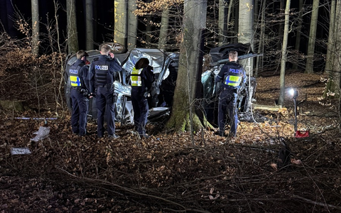 FW Wenden: Verkehrsunfall mit einer eingeklemmten Person auf der L512 im Bereich Wenden-Löffelberg - Foto: presseportal.de