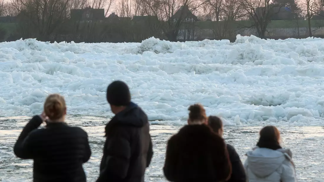 Zahlreiche Menschen nutzten das Wochenendende, um an der Elbe ein seltenes Naturspektakel zu bewundern: Eisberge auf dem Fluss. - Bild: Bodo Marks/dpa