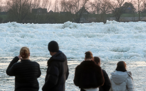 Zahlreiche Menschen nutzten das Wochenendende, um an der Elbe ein seltenes Naturspektakel zu bewundern: Eisberge auf dem Fluss. - Foto: Bodo Marks/dpa