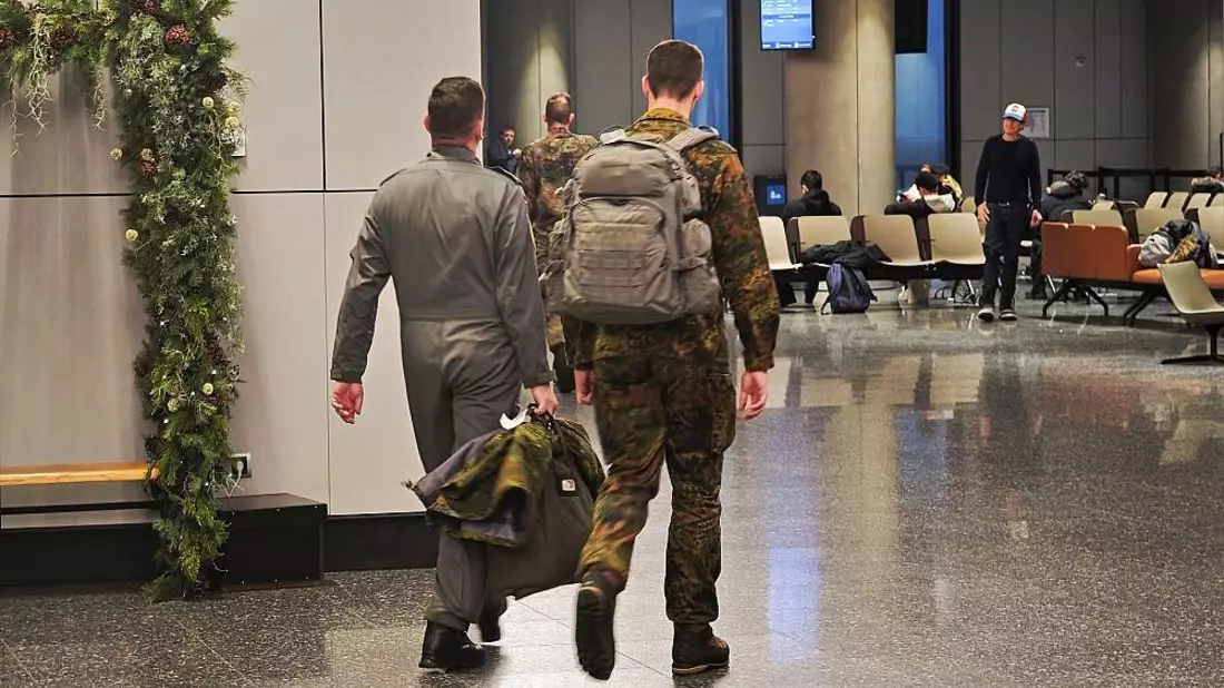 Deutsche Soldaten der Grönland-Mission beim Umstieg auf Island am 18.01.2026 - Bild: via dts Nachrichtenagentur