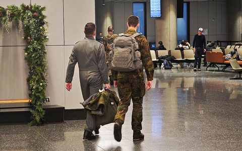 Deutsche Soldaten der Grönland-Mission beim Umstieg auf Island am 18.01.2026 - Foto: via dts Nachrichtenagentur
