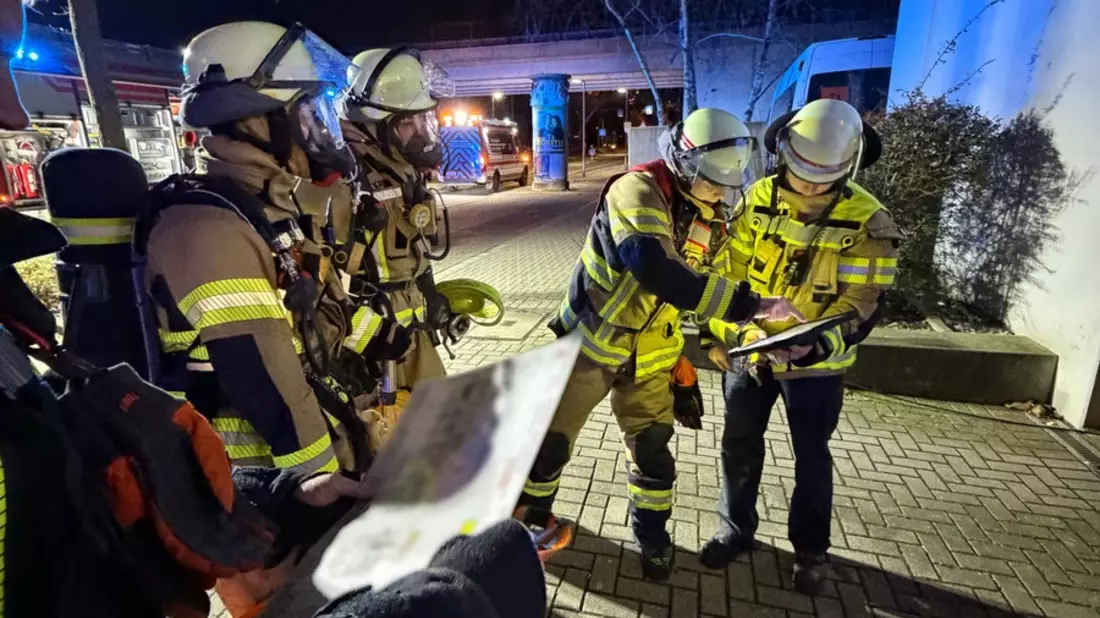 FW-NE: Kellerbrand in Mehrfamilienhaus | Starke Rauchentwicklung im Treppenhaus - Bild: presseportal.de