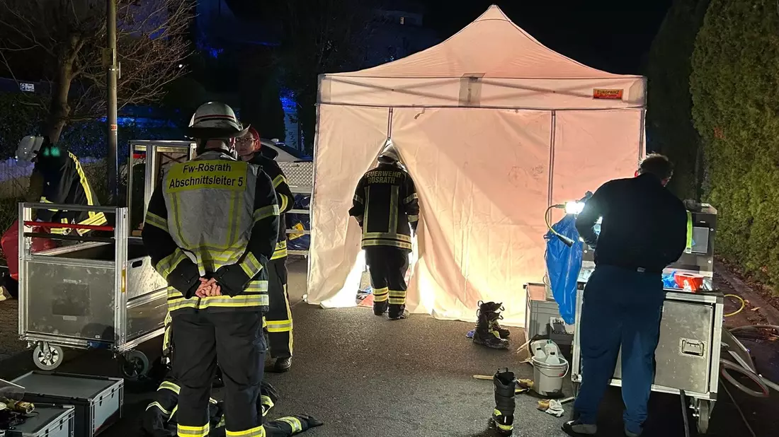FW Rösrath: Schwelbrand im Dachgeschoss eines Wohngebäudes - Bild: presseportal.de