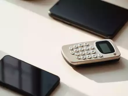 Tastenhandys feiern Comeback als Werkzeug gegen digitale Erschöpfung - Foto: über boerse-global.de