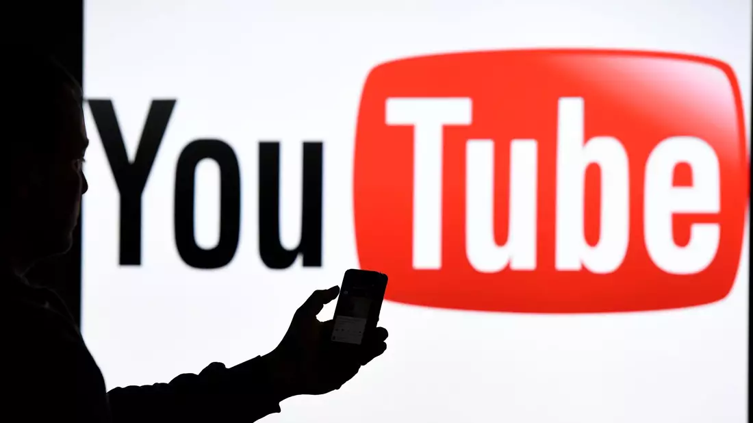 In Deutschland verwenden rund 70,9 Millionen Nutzer jeden Monat Youtube.  - Bild: Carsten Rehder/dpa