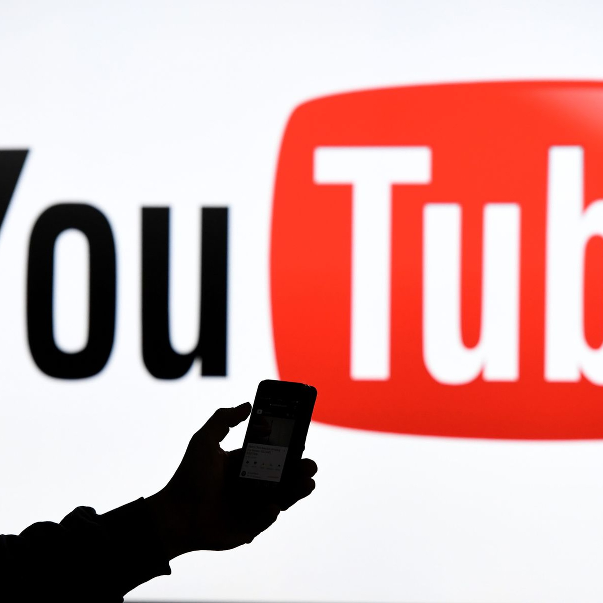 In Deutschland verwenden rund 70,9 Millionen Nutzer jeden Monat Youtube.  - Foto: Carsten Rehder/dpa