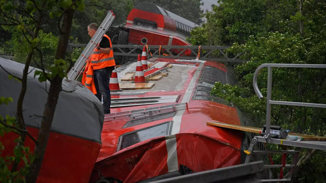 Vier Frauen sowie ein 13-Jähriger starben bei dem Unfall. (Archivbild)  - Bild: Uwe Lein/dpa