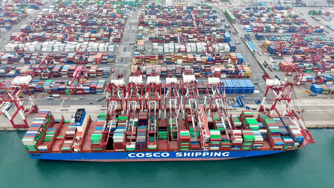 In chinesischen Häfen wie hier in Qingdao herrscht Hochbetrieb. Der Export ist eine wichtige Stütze für die Wirtschaft. (Archivbild)  - Bild: Yu Fangping/XinHua/dpa