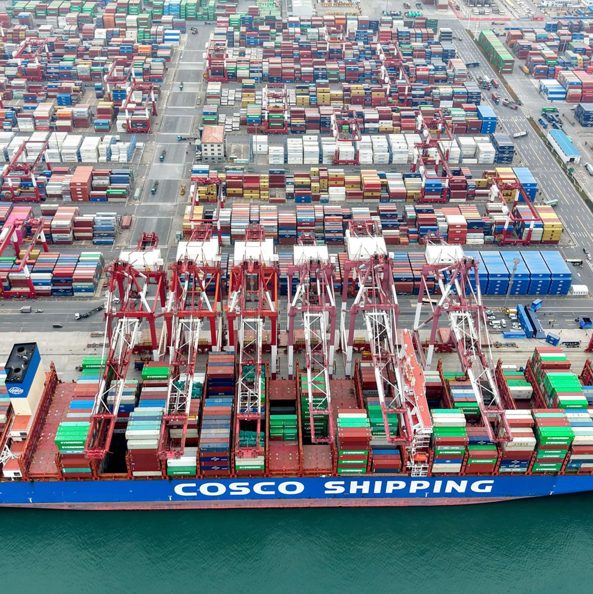 In chinesischen Häfen wie hier in Qingdao herrscht Hochbetrieb. Der Export ist eine wichtige Stütze für die Wirtschaft. (Archivbild)  - Foto: Yu Fangping/XinHua/dpa