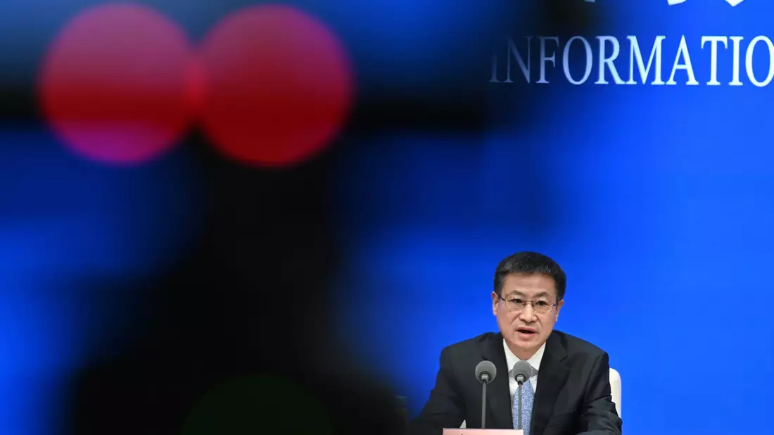 Kang Yi, der Direktor des Pekinger Statistikbüros, präsentiert die neuen Wachstumszahlen.  - Bild: Johannes Neudecker/dpa