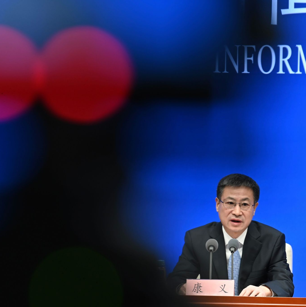 Kang Yi, der Direktor des Pekinger Statistikbüros, präsentiert die neuen Wachstumszahlen.  - Foto: Johannes Neudecker/dpa