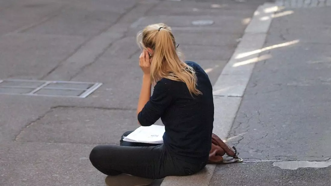 Junge Frau beim Telefonieren (Archiv) - Bild: via dts Nachrichtenagentur