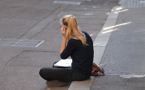Junge Frau beim Telefonieren (Archiv) - Foto: via dts Nachrichtenagentur