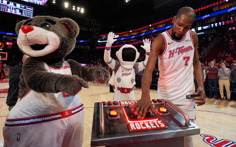 Kevin Durant überholte Nowitzki mit Freiwürfen kurz vor Schluss und feierte danach den Sieg der Rockets. - Foto: Ashley Landis/AP/dpa