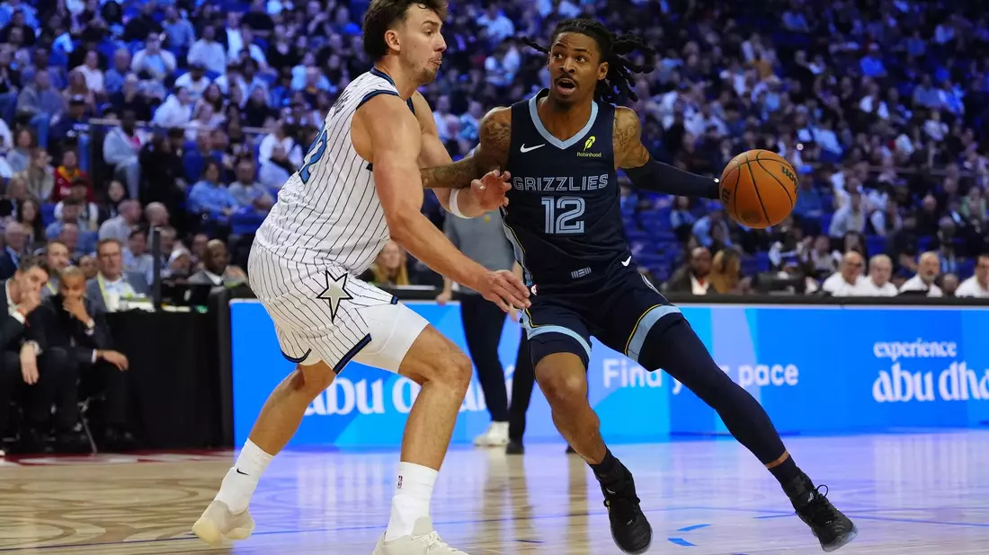 Wagner (links) und die Magic verloren in London gegen die Grizzlies um Morant. - Bild: Bradley Collyer/PA Wire/dpa