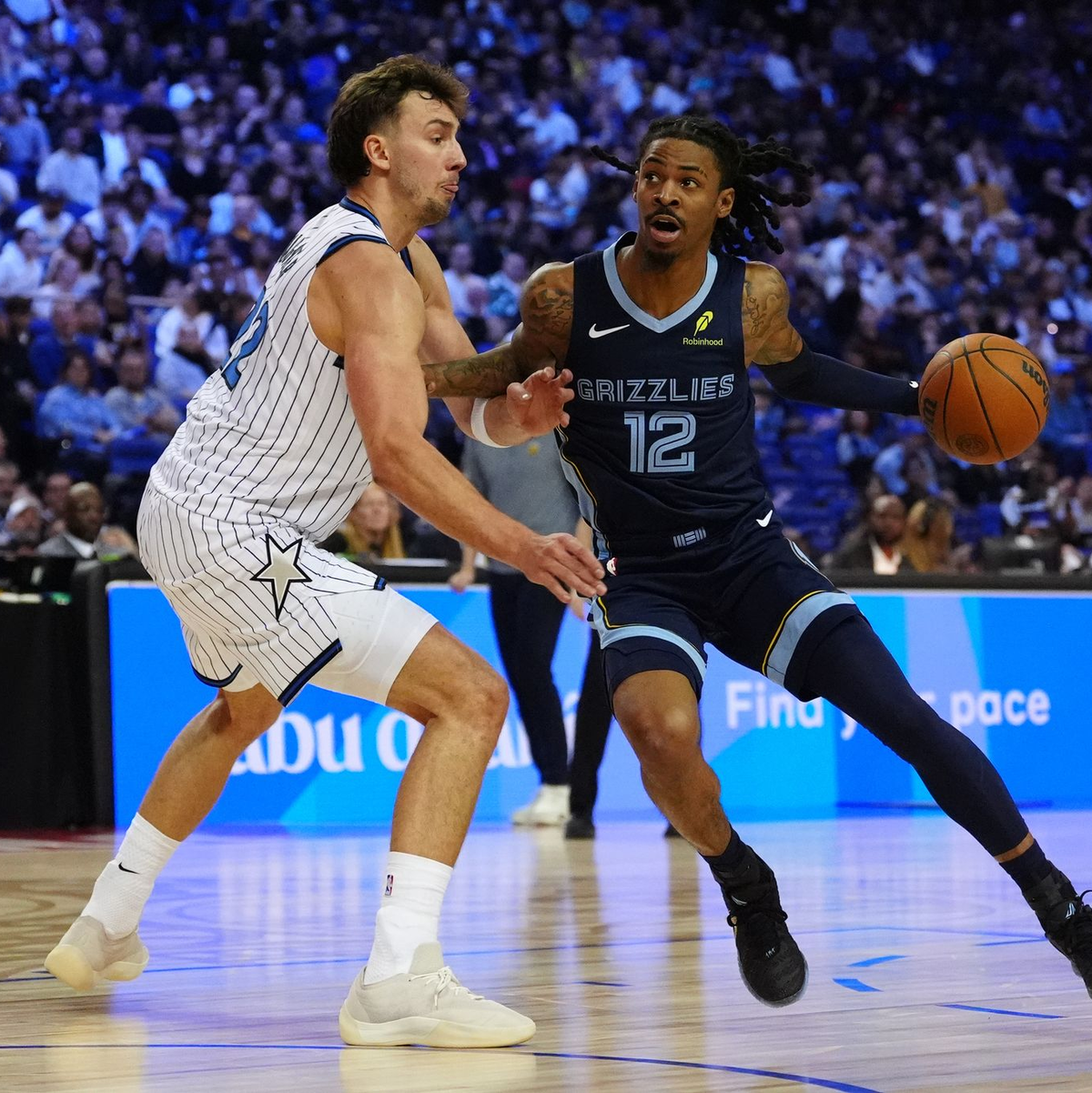 Wagner (links) und die Magic verloren in London gegen die Grizzlies um Morant. - Foto: Bradley Collyer/PA Wire/dpa