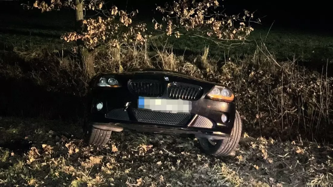 POL-HA: BMW landet im Straßengraben - Unfallhergang unbekannt - Bild: presseportal.de