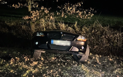 POL-HA: BMW landet im Straßengraben - Unfallhergang unbekannt - Foto: presseportal.de