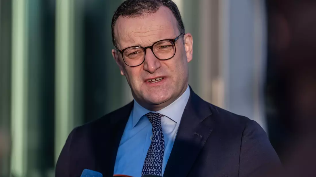 Jens Spahn weist die Kritik der Grünen am Kurs des Kanzlers zurück. - Bild: Michael Kappeler/dpa