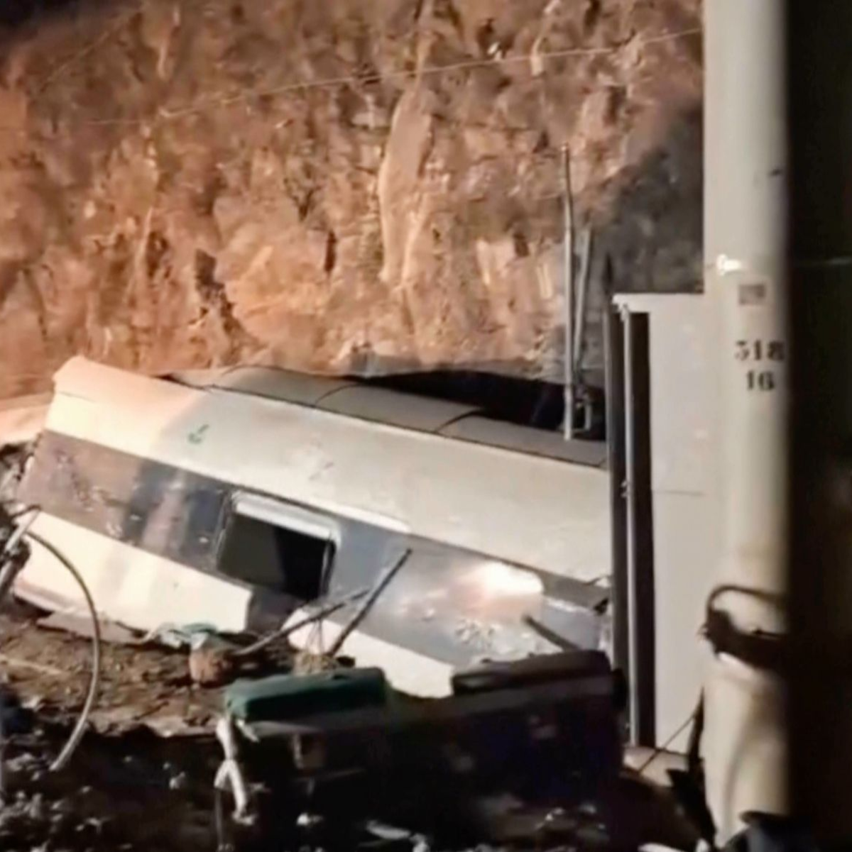Bei dem Zugunglück kamen viele Menschen ums Leben.  - Foto: Uncredited/Guardia Civil via AP/dpa