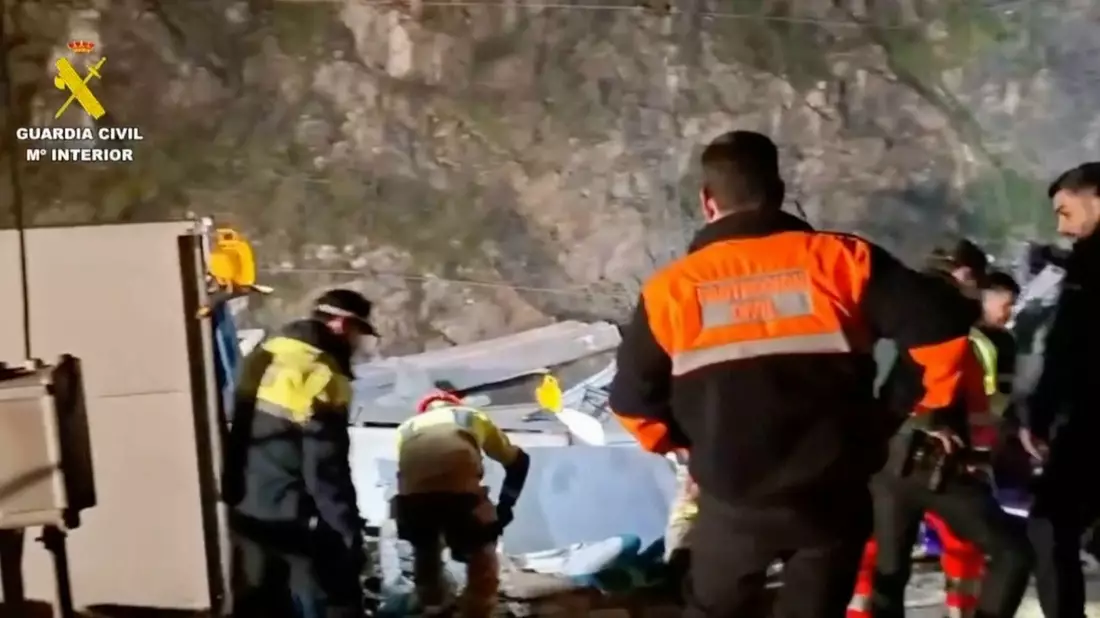 Retter suchten in den Trümmern nach Opfern. - Bild: Uncredited/Guardia Civil/dpa