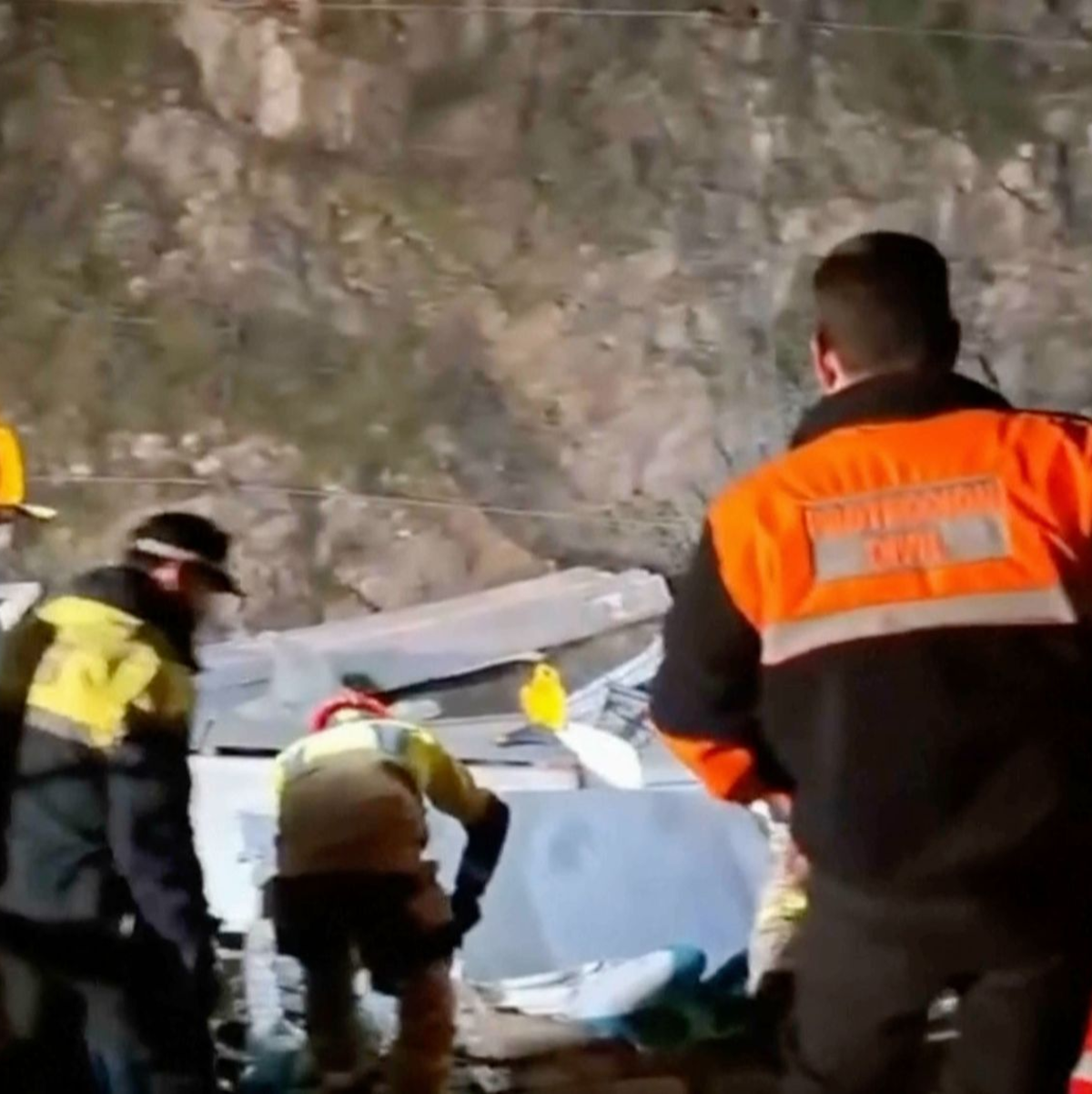 Retter suchten in den Trümmern nach Opfern. - Foto: Uncredited/Guardia Civil/dpa