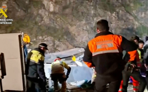 Retter suchten in den Trümmern nach Opfern. - Foto: Uncredited/Guardia Civil/dpa