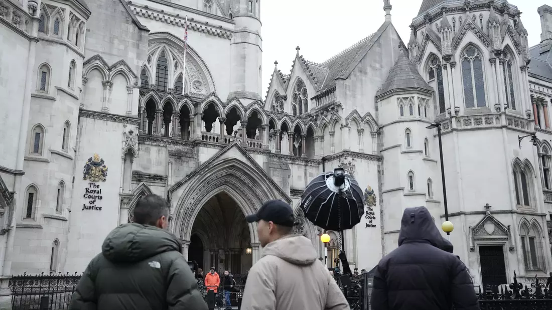 Zahlreiche Reporter versammelten sich vor dem Gericht in London. - Bild: Jeff Moore/PA Wire/dpa