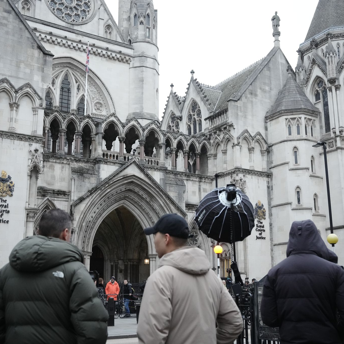 Zahlreiche Reporter versammelten sich vor dem Gericht in London. - Foto: Jeff Moore/PA Wire/dpa