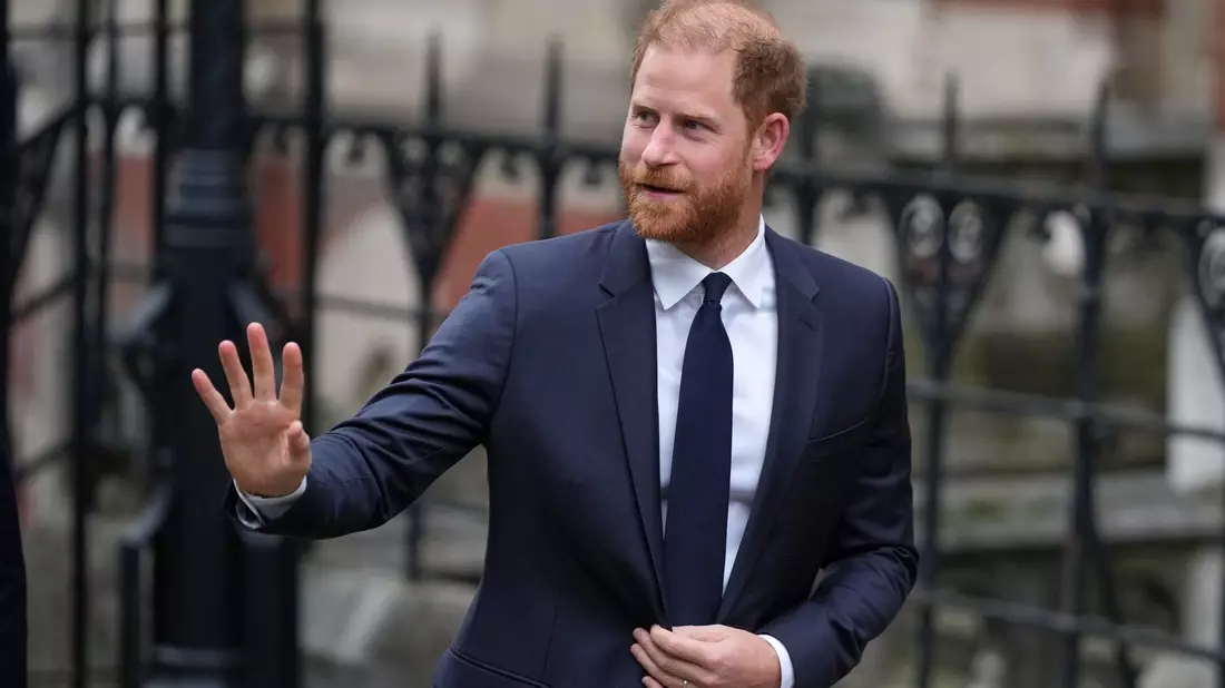 Harry winkt den zahlreichen Reportern zu. - Bild: Alastair Grant/AP/dpa