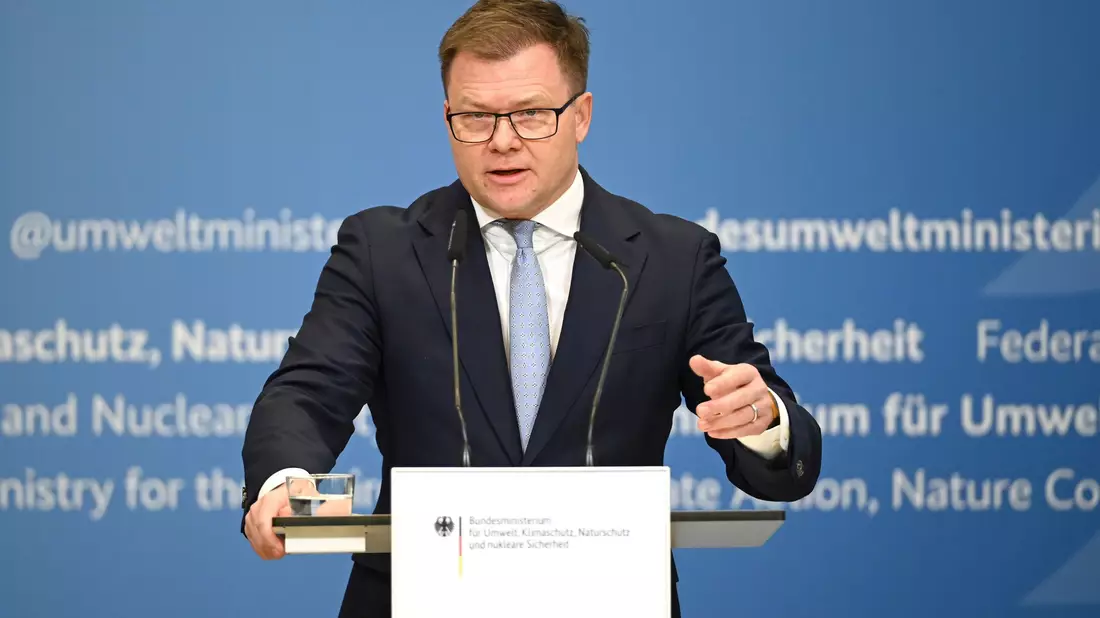 «Richtig geile Autos» bringen die deutschen Hersteller nach Ansicht von Bundesumweltminister Carsten Schneider (SPD) auf den Markt für Elektroautos. - Bild: Elisa Schu/dpa