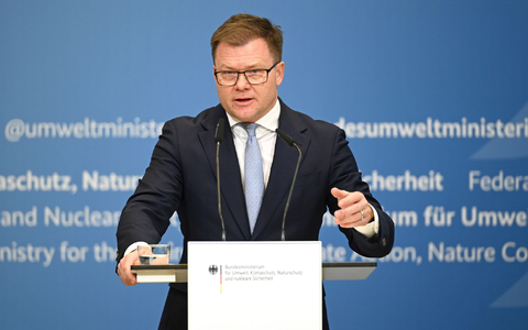 «Richtig geile Autos» bringen die deutschen Hersteller nach Ansicht von Bundesumweltminister Carsten Schneider (SPD) auf den Markt für Elektroautos. - Foto: Elisa Schu/dpa