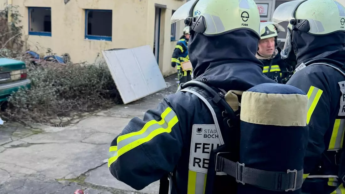 FW-BO: Verpuffung in Anbau einer Werkstatt - eine verletzte Person, Gebäude nicht mehr nutzbar - Bild: presseportal.de