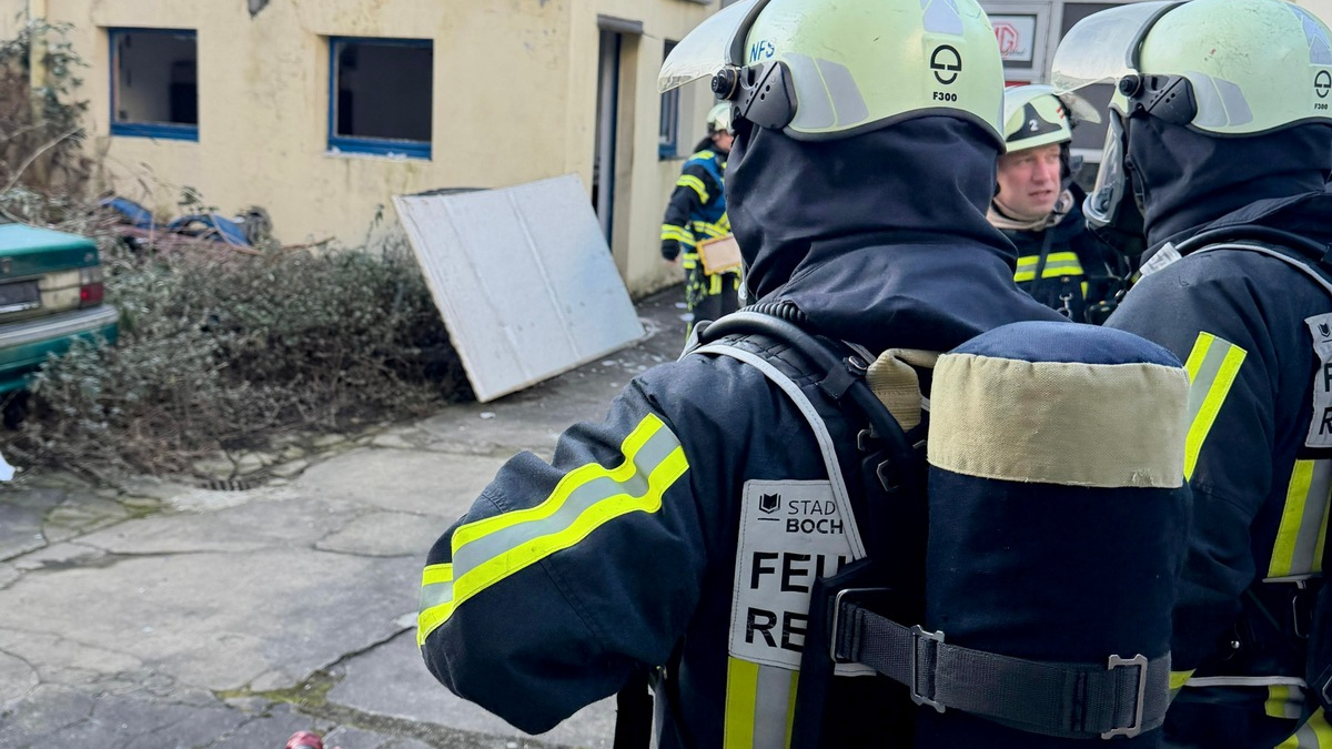 FW-BO: Verpuffung in Anbau einer Werkstatt - eine verletzte Person, Gebäude nicht mehr nutzbar - Foto: presseportal.de