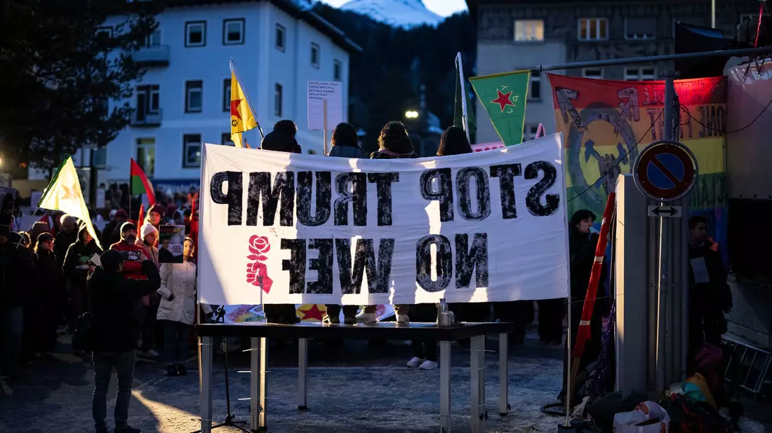 «Stop Trump, No WEF»: Bei diesen Demonstranten sind weder der US-Präsident noch das Treffen selbst beliebt. - Bild: Gian Ehrenzeller/KEYSTONE/dpa