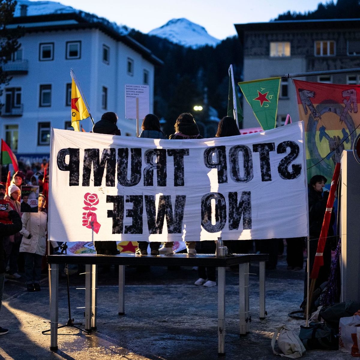 «Stop Trump, No WEF»: Bei diesen Demonstranten sind weder der US-Präsident noch das Treffen selbst beliebt. - Foto: Gian Ehrenzeller/KEYSTONE/dpa