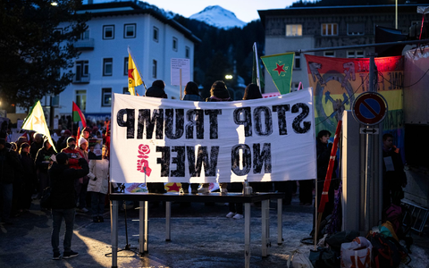 «Stop Trump, No WEF»: Bei diesen Demonstranten sind weder der US-Präsident noch das Treffen selbst beliebt. - Foto: Gian Ehrenzeller/KEYSTONE/dpa